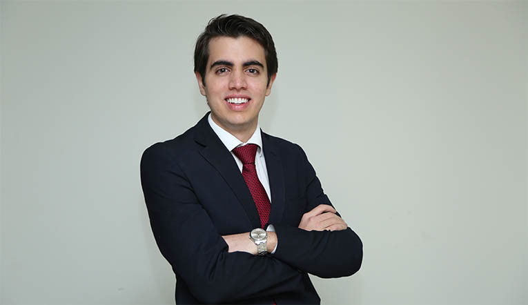 Advogado mais jovem do Brasil recebe carteira da OAB aos 18 anos