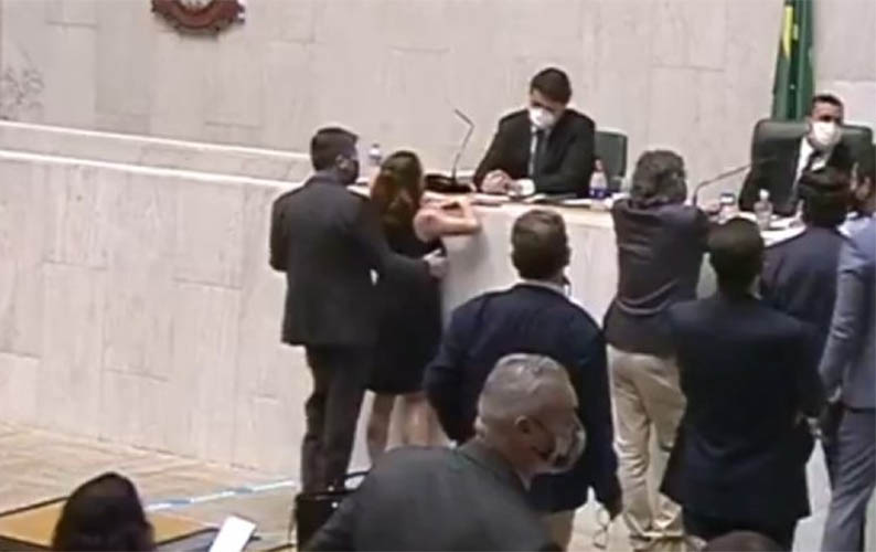 VÃ­deo mostra deputado apalpando seio de deputada em sessÃ£o da Assembleia de SP
