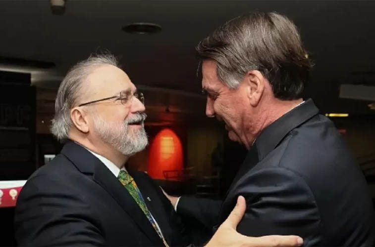 Aras rejeita investigar Bolsonaro por causa dos cheques de Queiroz para Michelle