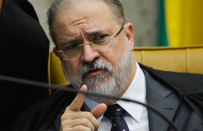 Aras se manifesta contra pedido para apreender celular de Bolsonaro