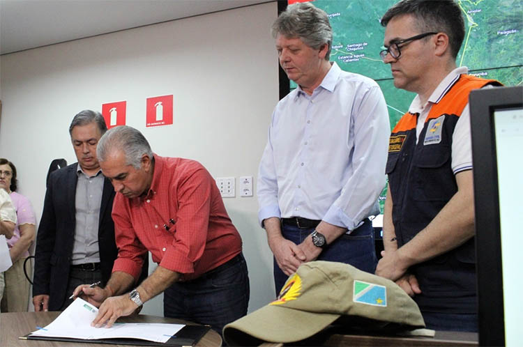Governador decreta emergÃªncia para reforÃ§ar combate a incÃªndios florestais em MS