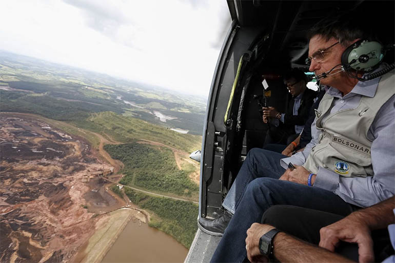 'DifÃ­cil nÃ£o se emocionar', diz Bolsonaro apÃ³s sobrevoar Ã¡rea da tragÃ©dia em Minas
