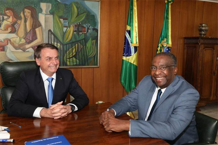 Bolsonaro anuncia Carlos Decotelli como novo ministro da EducaÃ§Ã£o