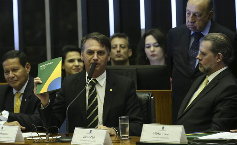 'Na democracia sÃ³ hÃ¡ um norte, o da ConstituiÃ§Ã£o' diz Bolsonaro no Congresso