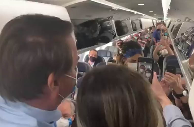 'Quem fala fora Bolsonaro devia viajar de jegue' diz presidente a passageiros em aviÃ£o