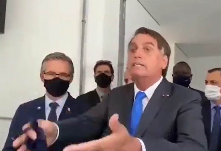 Bolsonaro tira mÃ¡scara, chama a Globo  de 'merda' e manda repÃ³rter calar a boca: vÃ­deo