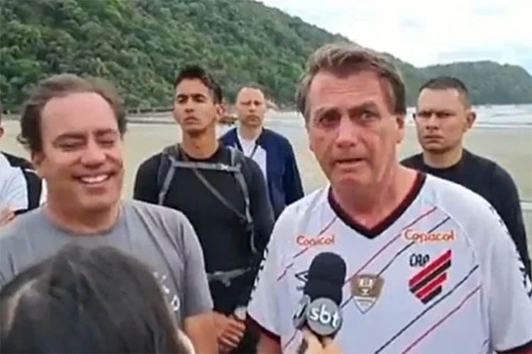 Homem grita 'Lula 2022' durante entrevista de Bolsonaro na Praia Grande: vÃ­deo