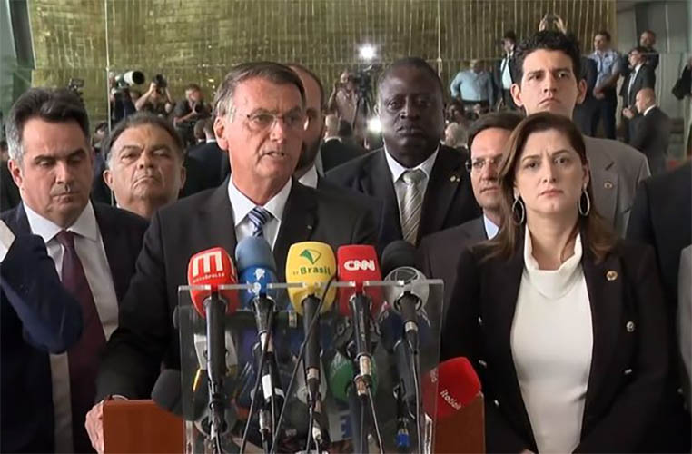Bolsonaro rompe silÃªncio, agradece os votos e diz que vai cumprir a ConstituiÃ§Ã£o: vÃ­deo