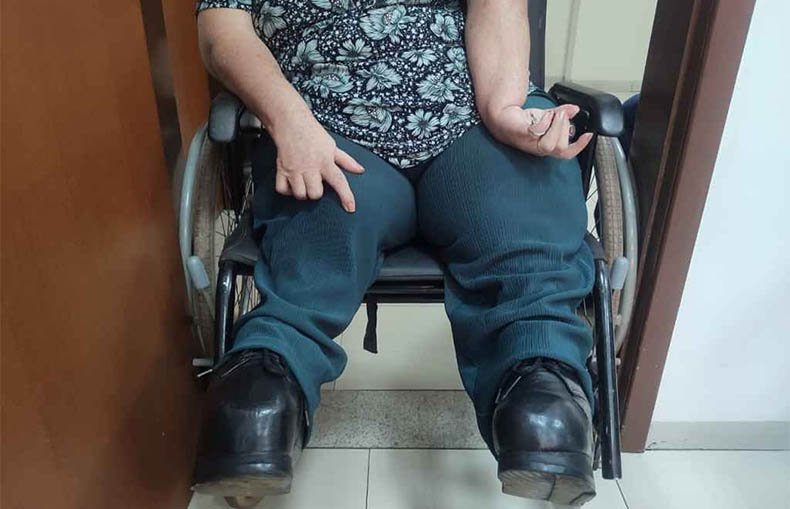 Sem acessibilidade, cadeirante assiste audiÃªncia no corredor de fÃ³rum em MS