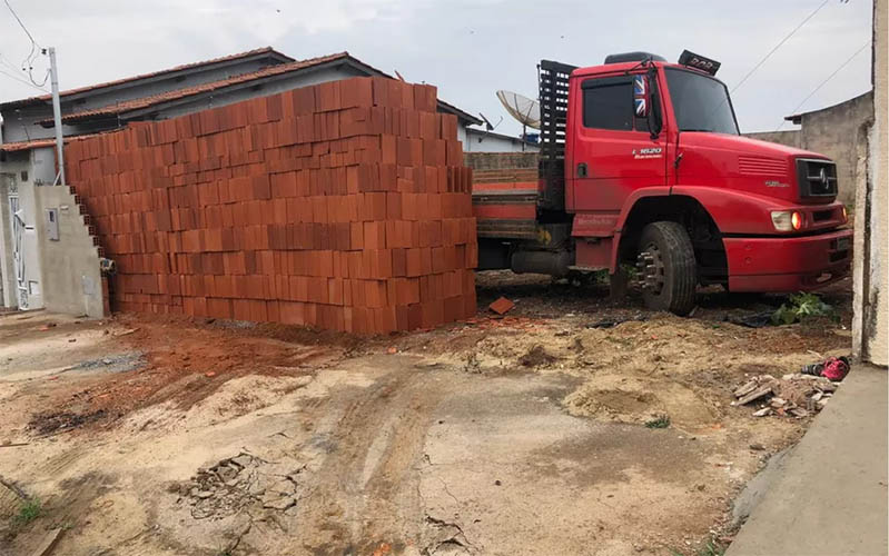 Motorista deixa caminhÃ£o 'preso' ao descarregar tijolos em terreno: vÃ­deo