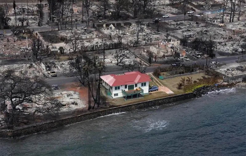 Casa escapa de incÃªndios que arrasaram bairro no Havai; donos tentam explicar o 'milagre'