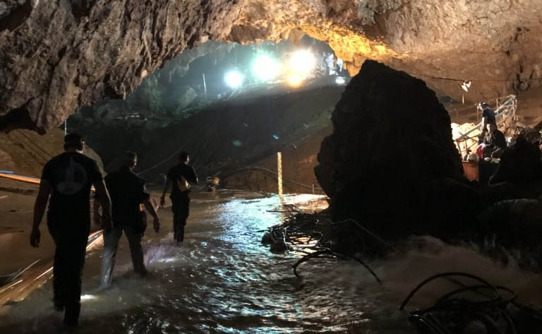 Resgate dos doze meninos e tÃ©cnico em caverna termina com sucesso na TailÃ¢ndia