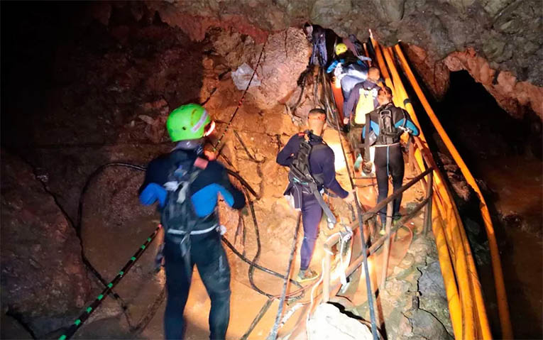 Quatro meninos de time de futebol sÃ£o resgatados de caverna na TailÃ¢ndia