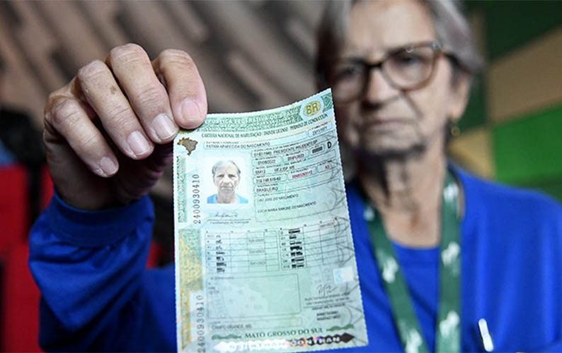 No lanÃ§amento da nova CNH, mulher que dirige Ã´nibus aos 75 anos recebe documento em MS