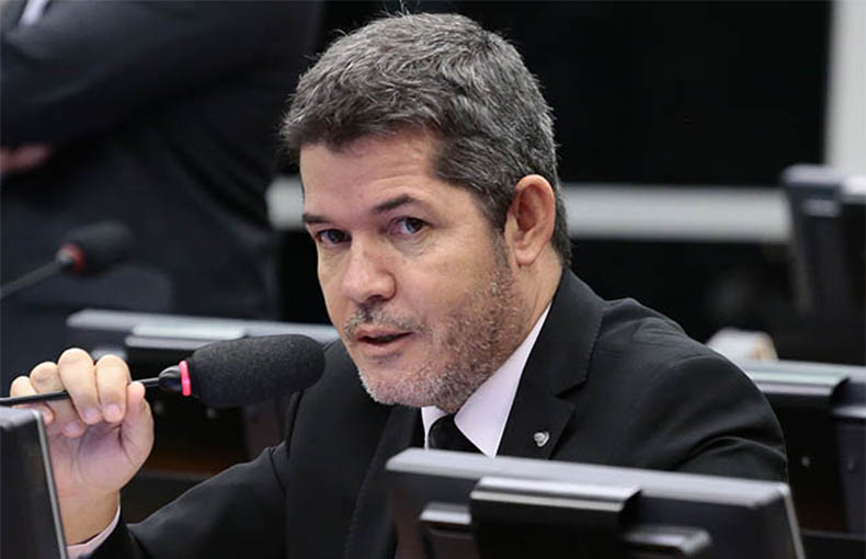 LÃ­der do PSL recua apÃ³s falar em 'implodir' Bolsonaro, mas a guerra interna continua