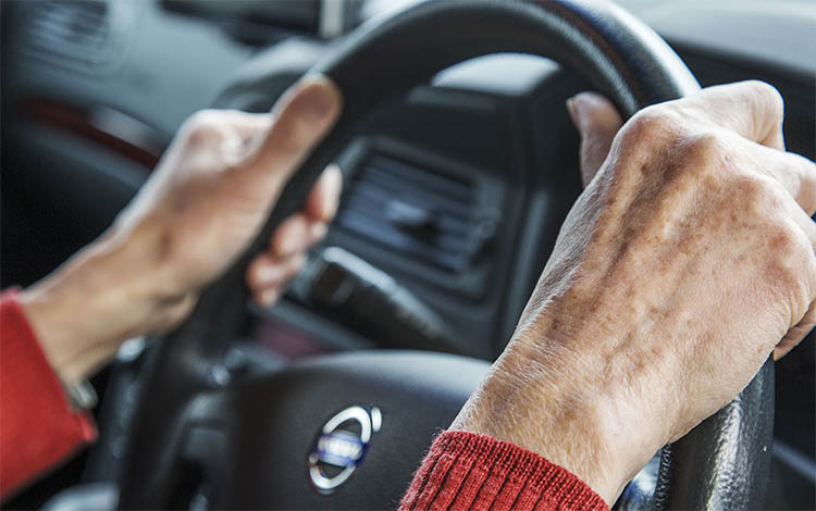 Jeito de dirigir pode revelar sinais de Alzheimer, diz estudo feito nos EUA
