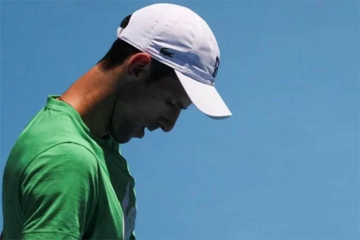 Sem vacina e sem Australian Open, Djokovik pode ficar fora tambÃ©m de Roland Garros