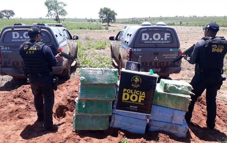 DOF apreende quase meia tonelada de cocaÃ­na enterrada em pista de pouso de fazenda em MS