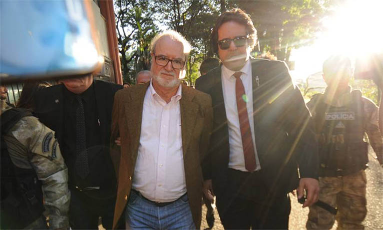 Condenado no 'mensalÃ£o tucano', ex-governador de Minas se entrega Ã  polÃ­cia
