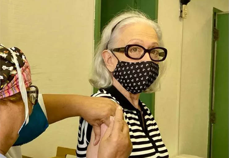 Aos 91 anos, atriz Fernanda Montenegro Ã© vacinada contra a covid-19