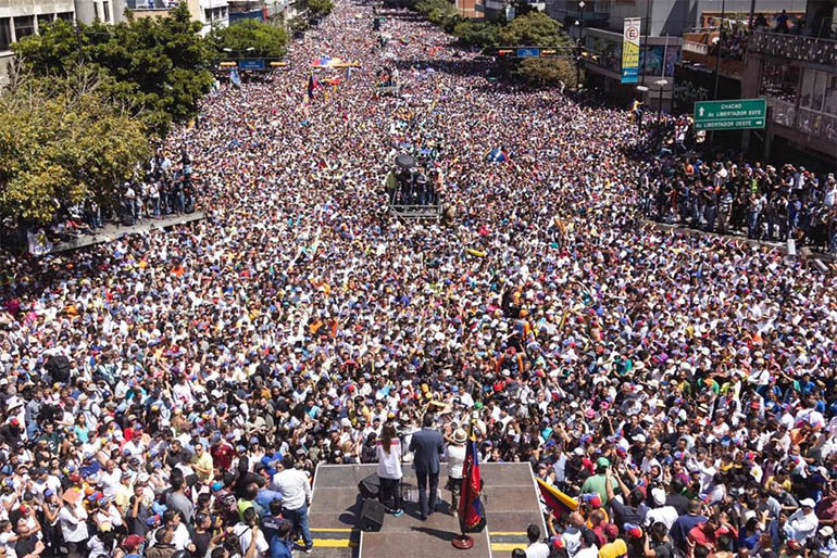 GuaidÃ³ volta Ã  Venezuela e Ã© recebido por multidÃ£o, apesar das ameaÃ§as de Maduro