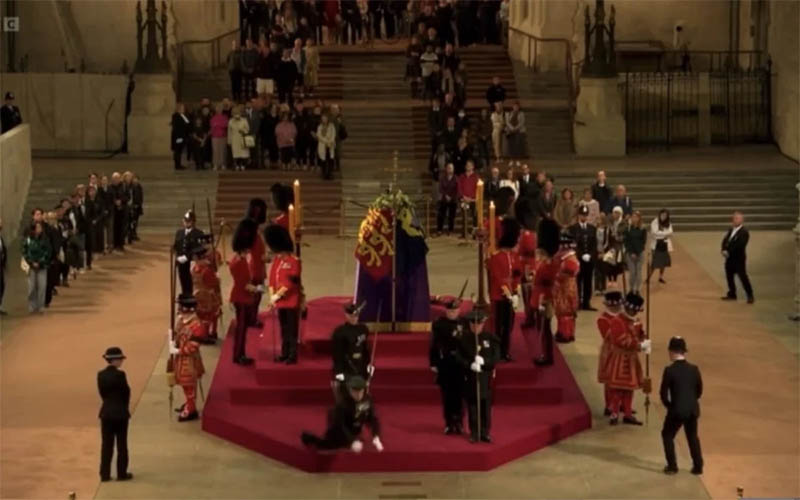 Guarda real desmaia no velÃ³rio da rainha Elizabeth: vÃ­deo