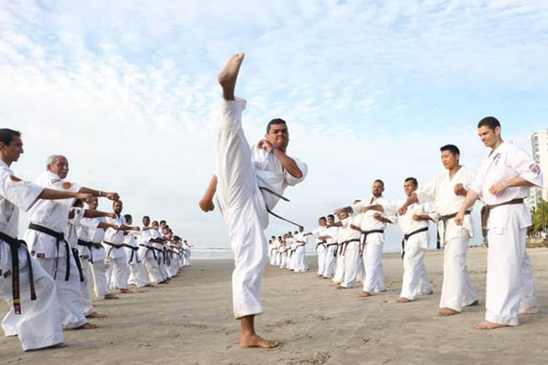 Porteiro karateca de MS busca apoio para representar Brasil em campeonato no Chile