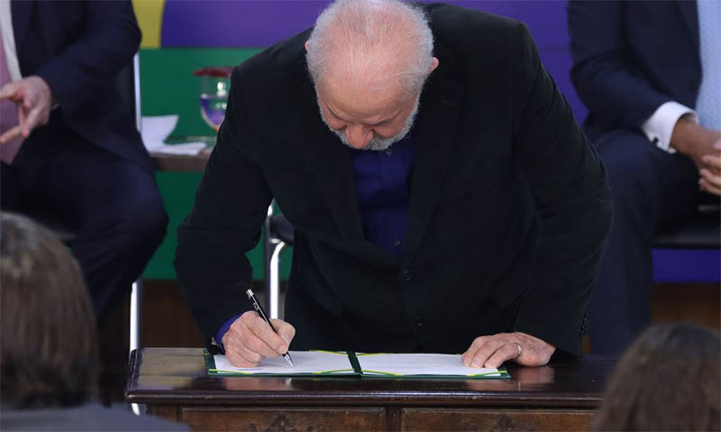 Lula assina MP que taxa fundos de super-ricos