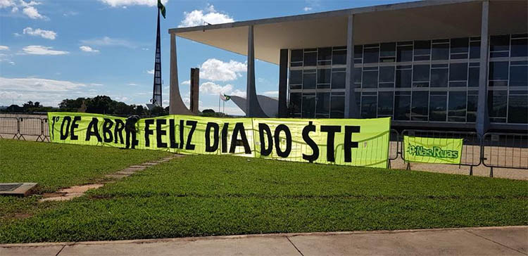 Grupo coloca faixa em frente ao Supremo parabenizando Corte pelo 'Dia da Mentira'