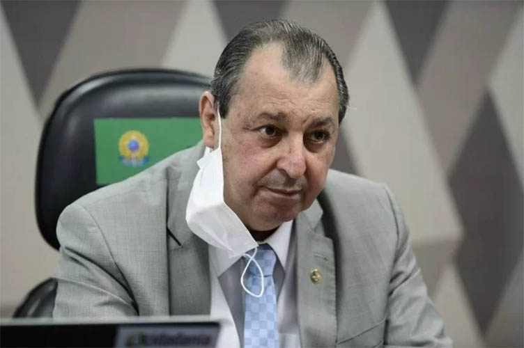 Senador que presidiu CPI da Covid testa positivo para o novo coronavÃ­rus