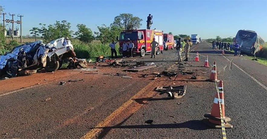Batida de caminhonete e Ã´nibus mata trÃªs pessoas na BR-163 em Nova Alvorada do Sul