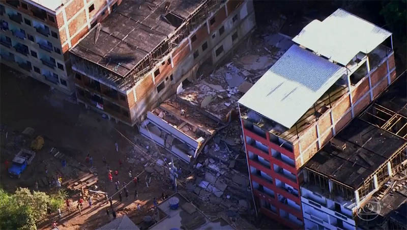 PrÃ©dios desabam em favela do Rio