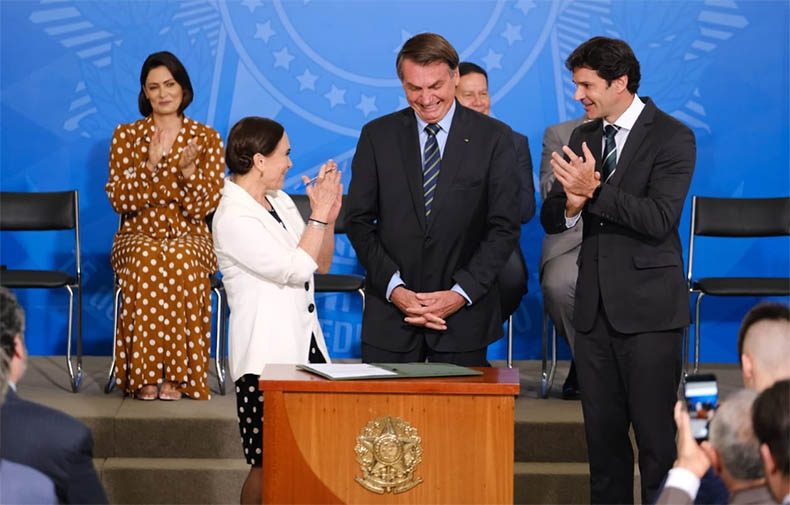 Ao assumir Secretaria de Cultura, Regina Duarte diz ter 'carta branca' de Bolsonaro