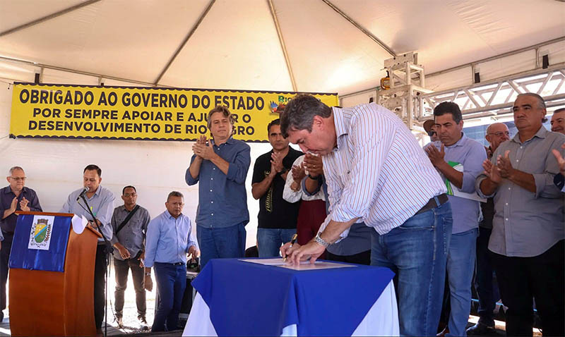 Em Rio Negro, governador autoriza obras e inaugura granja que amplia suinocultura