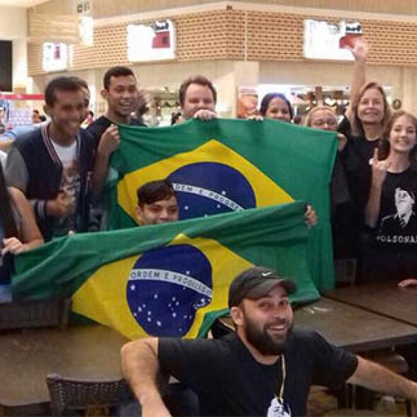 Ato 'Bolsonaro presidente' quebra rotina de shopping em Campo Grande