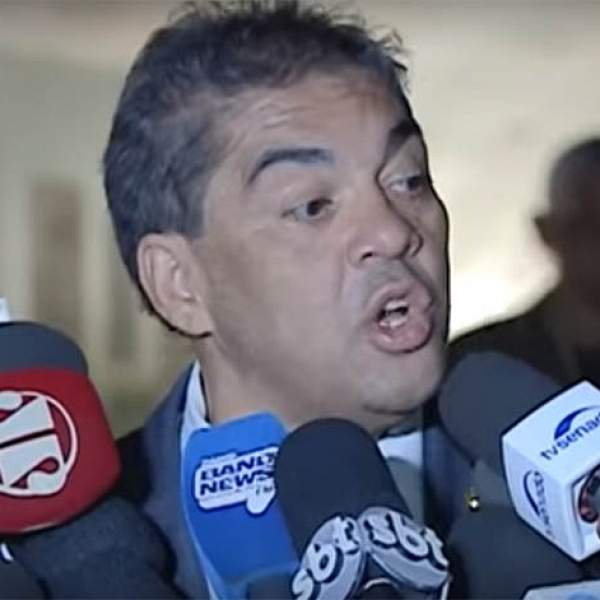 Senador do PMDB que nomeava 'atÃ© melancia' ataca Temer ao perder cargos