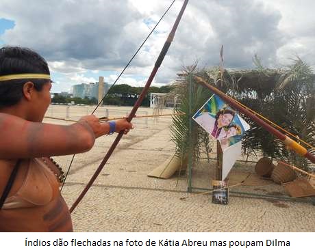 Foto de KÃ¡tia Abreu leva flechadas de Ã­ndios