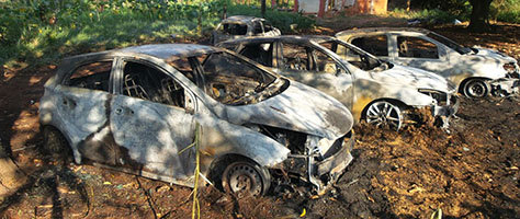 Carros queimados em festa de universitÃ¡rios