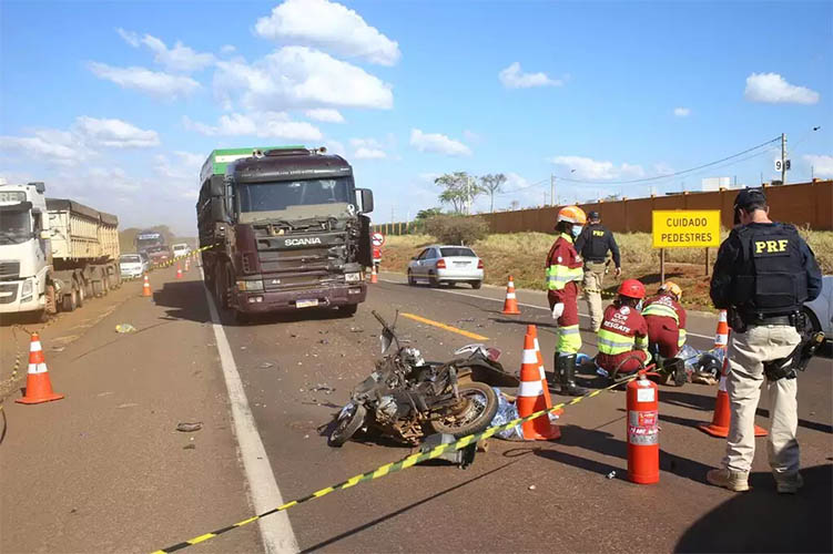 Casal morre ao bater moto de frente com carreta na BR-163 em Campo Grande