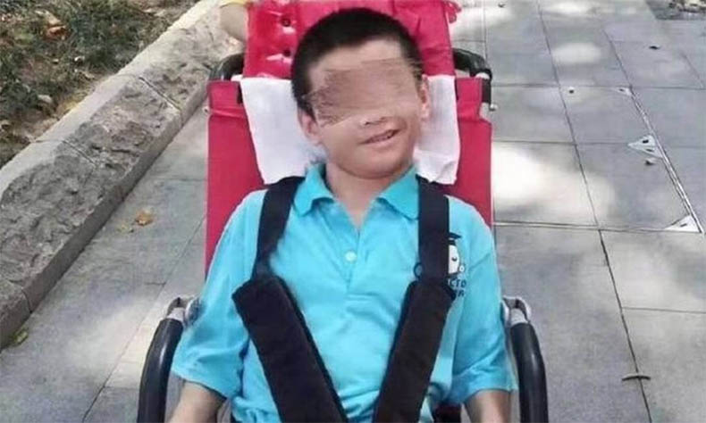 Pai Ã© colocado em quarentena na China e filho com paralisia morre sozinho em casa