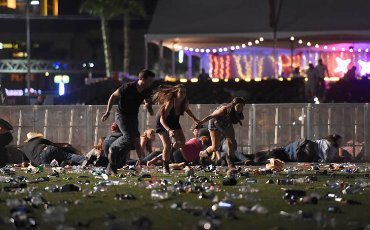 Atirador mata pelo menos 50 em show que reunia milhares de pessoas em Las Vegas
