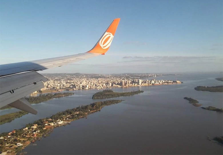 AviÃ£o com FlÃ¡vio Bolsonaro e polÃ­ticos gaÃºchos muda de rota por temporal