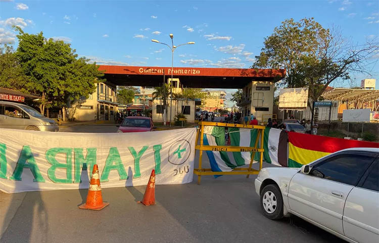 Bolivianos fecham passagem de veÃ­culos na fronteira com o Brasil em CorumbÃ¡