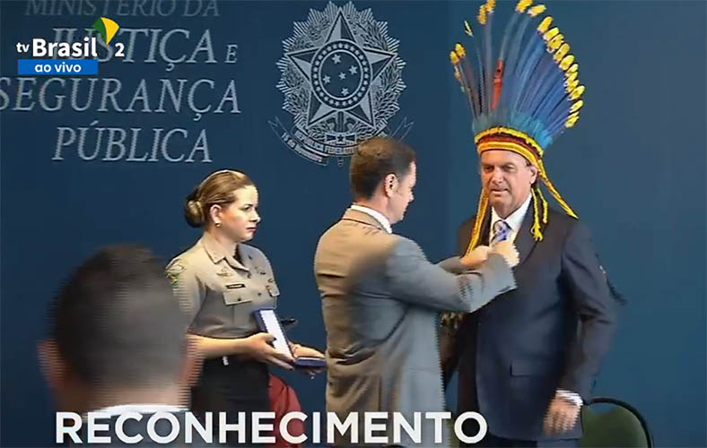Bolsonaro e ministros ganham medalha do 'mÃ©rito indigenista' do prÃ³prio governo: vÃ­deo