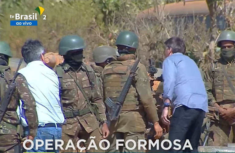 Com a presenÃ§a de Bolsonaro, militares treinam ao som do tema de MissÃ£o ImpossÃ­vel
