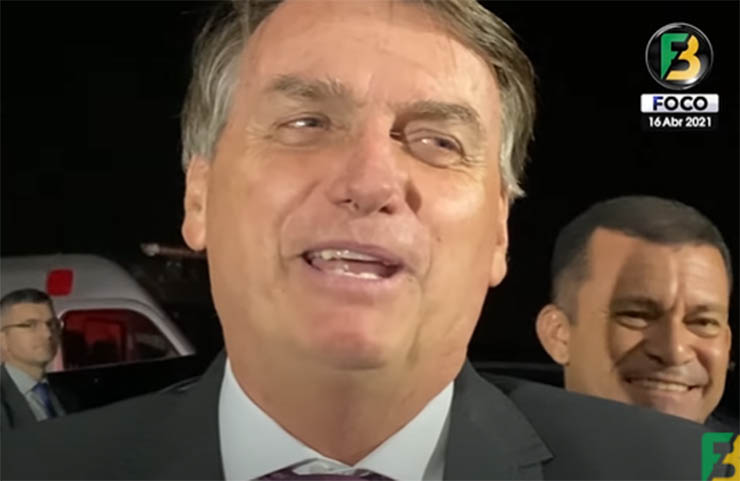Bolsonaro diz que passarÃ¡ por nova cirurgia: 'tÃ¡ saindo o bucho pelo lado'