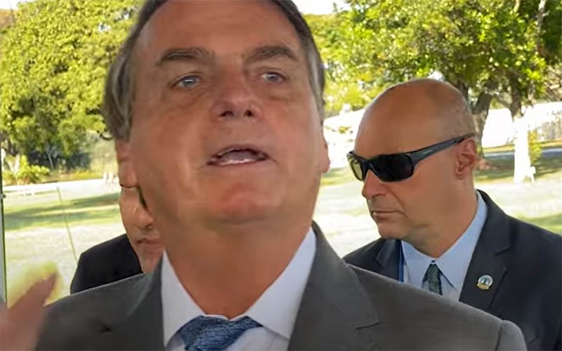 Bolsonaro chama de 'idiotas' pessoas que ficam em casa para evitar a covid-19: vÃ­deo