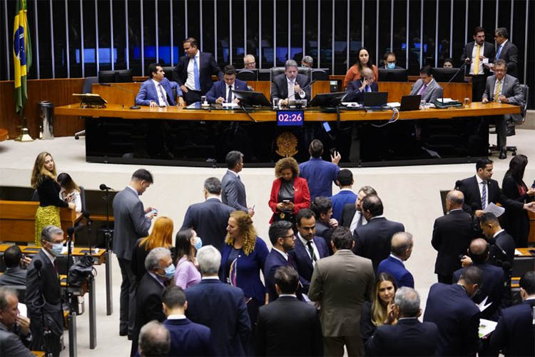Congresso aumenta salÃ¡rios de deputados, senadores, presidente e ministros