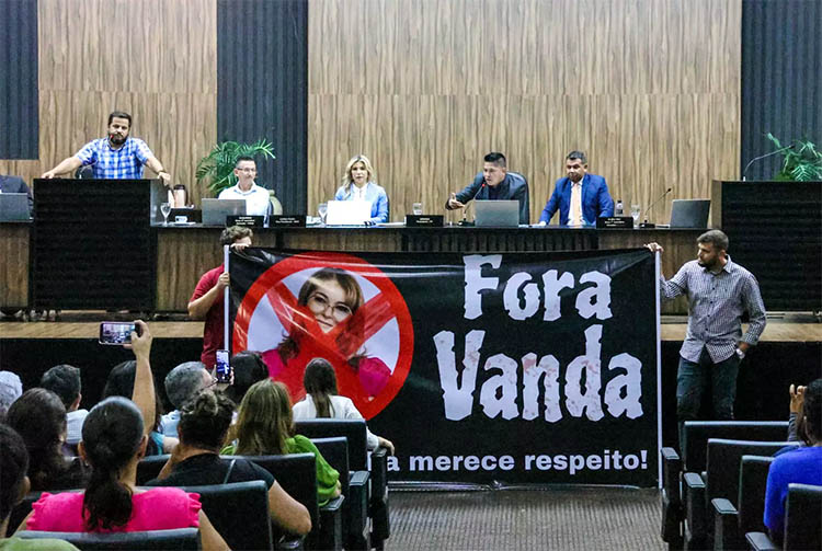 Vereadores de SidrolÃ¢ndia aprovam comissÃ£o processante para investigar prefeita Vanda