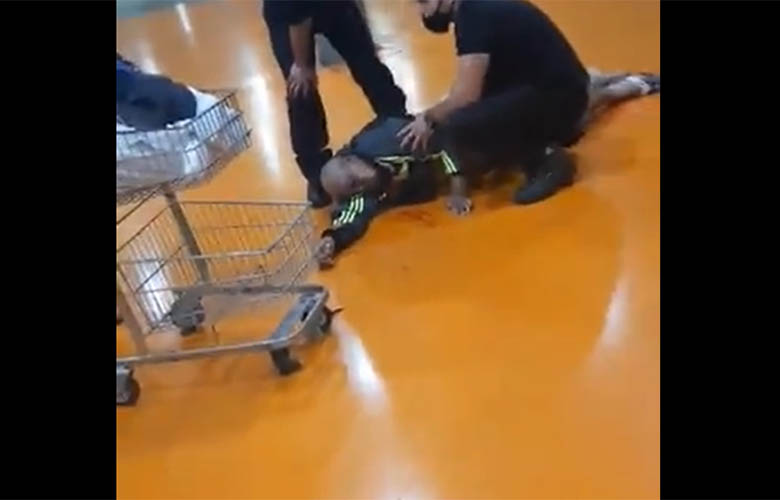 Homem negro Ã© espancado atÃ© a morte por seguranÃ§as em loja do Carrefour: vÃ­deo